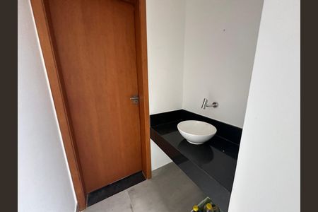 Casa de condomínio à venda com 250m², 3 quartos e 4 vagas Casa de condomínio à venda com 250m², 3 quartos e 4 vagasBanheiro
