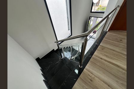 Casa de condomínio à venda com 250m², 3 quartos e 4 vagas Casa de condomínio à venda com 250m², 3 quartos e 4 vagasEscada