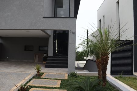 Casa de condomínio à venda com 250m², 3 quartos e 4 vagas Casa de condomínio à venda com 250m², 3 quartos e 4 vagasFachada
