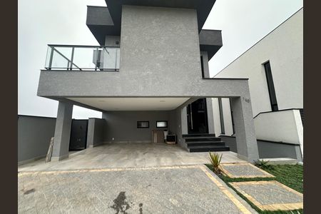 Casa de condomínio à venda com 250m², 3 quartos e 4 vagas Casa de condomínio à venda com 250m², 3 quartos e 4 vagasFachada