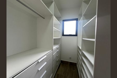 Casa de condomínio à venda com 250m², 3 quartos e 4 vagas Casa de condomínio à venda com 250m², 3 quartos e 4 vagasCloset da suíte 1
