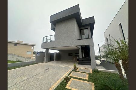 Casa de condomínio à venda com 250m², 3 quartos e 4 vagas Casa de condomínio à venda com 250m², 3 quartos e 4 vagasFachada