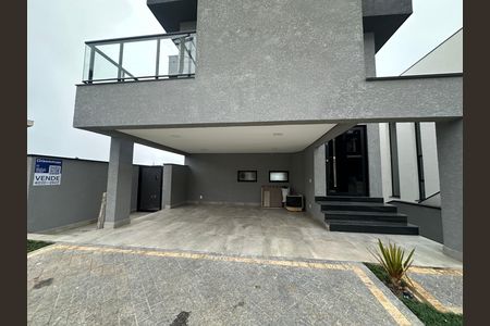 Casa de condomínio à venda com 250m², 3 quartos e 4 vagas Casa de condomínio à venda com 250m², 3 quartos e 4 vagasFachada