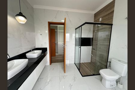 Casa de condomínio à venda com 250m², 3 quartos e 4 vagas Casa de condomínio à venda com 250m², 3 quartos e 4 vagasBanheiro da Suíte 1