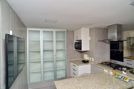 Casa de condomínio para alugar com 380m², 4 quartos e 6 vagas Casa de condomínio para alugar com 380m², 4 quartos e 6 vagasCozinha