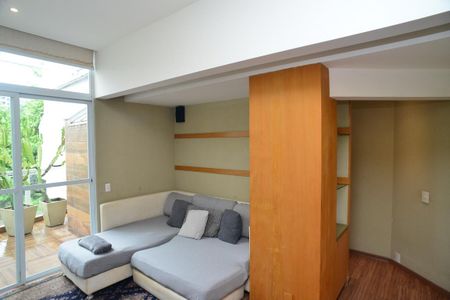 Casa de condomínio para alugar com 380m², 4 quartos e 6 vagas