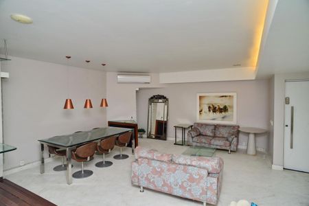 Casa de condomínio para alugar com 380m², 4 quartos e 6 vagas Casa de condomínio para alugar com 380m², 4 quartos e 6 vagasSala