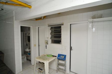 Casa de condomínio para alugar com 380m², 4 quartos e 6 vagas Casa de condomínio para alugar com 380m², 4 quartos e 6 vagasQuarto e Banheiro de Serviço