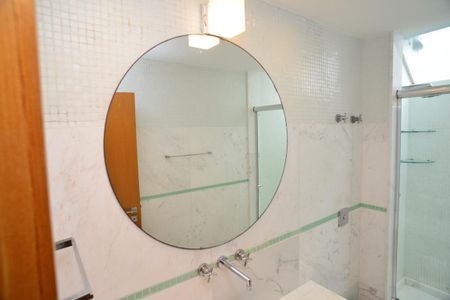 Casa de condomínio para alugar com 380m², 4 quartos e 6 vagas Casa de condomínio para alugar com 380m², 4 quartos e 6 vagasBanheiro Suíte 1