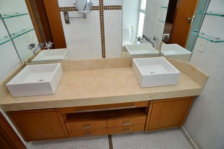 Casa de condomínio para alugar com 380m², 4 quartos e 6 vagas Casa de condomínio para alugar com 380m², 4 quartos e 6 vagasBanheiro Suíte Principal