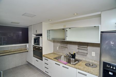 Casa de condomínio para alugar com 380m², 4 quartos e 6 vagas Casa de condomínio para alugar com 380m², 4 quartos e 6 vagasCozinha