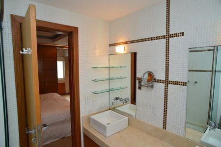 Casa de condomínio para alugar com 380m², 4 quartos e 6 vagas Casa de condomínio para alugar com 380m², 4 quartos e 6 vagasBanheiro Suíte Principal