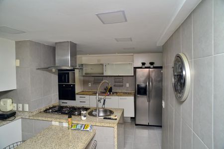 Casa de condomínio para alugar com 380m², 4 quartos e 6 vagas Casa de condomínio para alugar com 380m², 4 quartos e 6 vagasCozinha