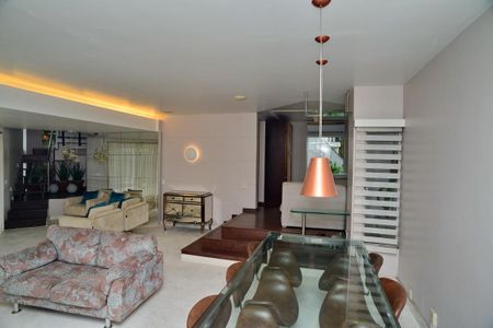 Sala de casa de condomínio para alugar com 4 quartos, 380m² em Barra da Tijuca, Rio de Janeiro