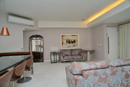 Sala de casa de condomínio para alugar com 4 quartos, 380m² em Barra da Tijuca, Rio de Janeiro