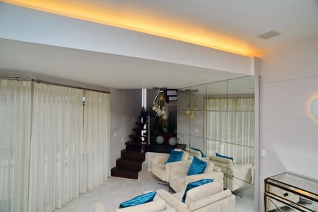 Casa de condomínio para alugar com 380m², 4 quartos e 6 vagas Casa de condomínio para alugar com 380m², 4 quartos e 6 vagasSala