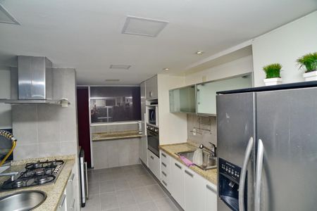 Casa de condomínio para alugar com 380m², 4 quartos e 6 vagas Casa de condomínio para alugar com 380m², 4 quartos e 6 vagasCozinha