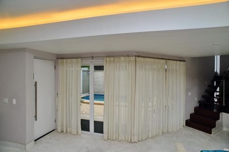 Casa de condomínio para alugar com 380m², 4 quartos e 6 vagas Casa de condomínio para alugar com 380m², 4 quartos e 6 vagasSala