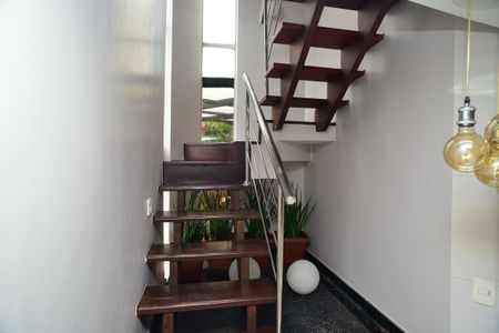 Casa de condomínio para alugar com 380m², 4 quartos e 6 vagas Casa de condomínio para alugar com 380m², 4 quartos e 6 vagasEscada 2º Piso