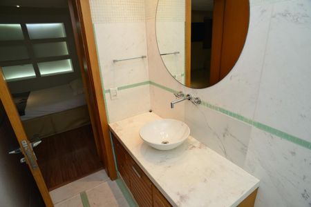 Casa de condomínio para alugar com 380m², 4 quartos e 6 vagas Casa de condomínio para alugar com 380m², 4 quartos e 6 vagasBanheiro Suíte 1