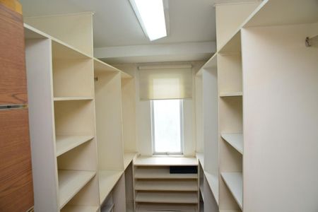 Casa de condomínio para alugar com 380m², 4 quartos e 6 vagas Casa de condomínio para alugar com 380m², 4 quartos e 6 vagasCloset Suíte 2