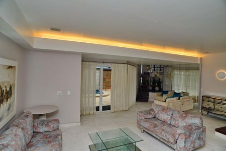 Casa de condomínio para alugar com 380m², 4 quartos e 6 vagas Casa de condomínio para alugar com 380m², 4 quartos e 6 vagasSala