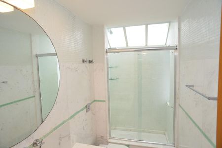 Casa de condomínio para alugar com 380m², 4 quartos e 6 vagas Casa de condomínio para alugar com 380m², 4 quartos e 6 vagasBanheiro Suíte 1