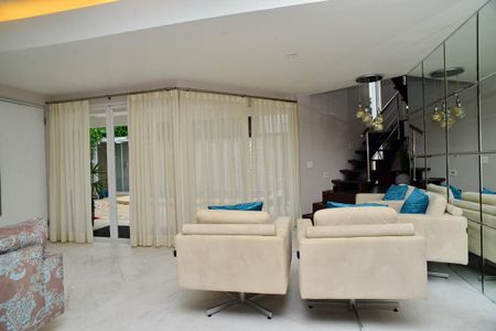 Casa de condomínio para alugar com 380m², 4 quartos e 6 vagas Casa de condomínio para alugar com 380m², 4 quartos e 6 vagasSala