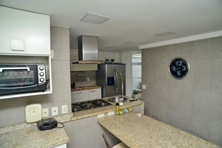 Casa de condomínio para alugar com 380m², 4 quartos e 6 vagas Casa de condomínio para alugar com 380m², 4 quartos e 6 vagasCozinha