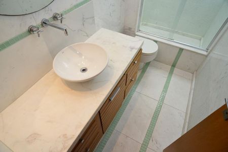 Casa de condomínio para alugar com 380m², 4 quartos e 6 vagas Casa de condomínio para alugar com 380m², 4 quartos e 6 vagasBanheiro Suíte 1