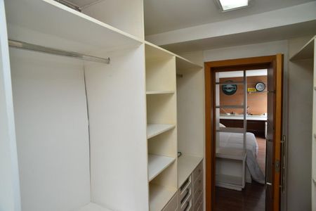 Casa de condomínio para alugar com 380m², 4 quartos e 6 vagas Casa de condomínio para alugar com 380m², 4 quartos e 6 vagasCloset Suíte 2