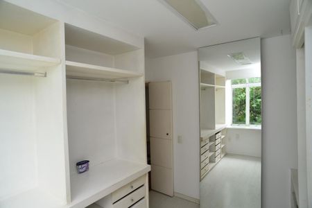 Casa de condomínio para alugar com 380m², 4 quartos e 6 vagas Casa de condomínio para alugar com 380m², 4 quartos e 6 vagasCloset Suíte 1