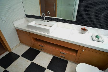 Casa de condomínio para alugar com 380m², 4 quartos e 6 vagas Casa de condomínio para alugar com 380m², 4 quartos e 6 vagasBanheiro Suíte 2
