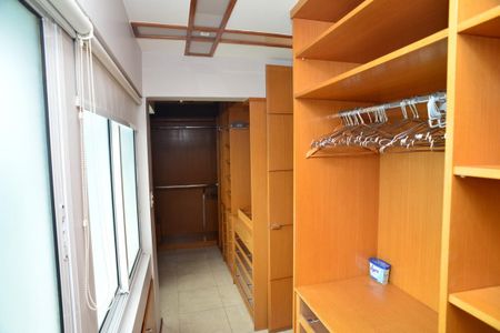 Casa de condomínio para alugar com 380m², 4 quartos e 6 vagas Casa de condomínio para alugar com 380m², 4 quartos e 6 vagasCloset Suíte Principal