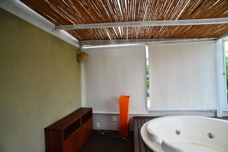 Casa de condomínio para alugar com 380m², 4 quartos e 6 vagas Casa de condomínio para alugar com 380m², 4 quartos e 6 vagasÔfuro