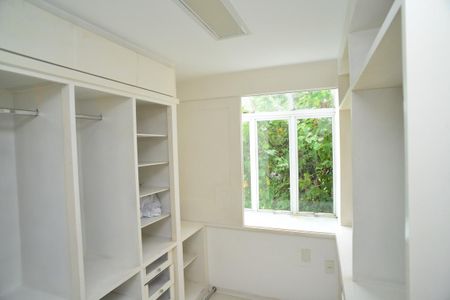 Casa de condomínio para alugar com 380m², 4 quartos e 6 vagas Casa de condomínio para alugar com 380m², 4 quartos e 6 vagasCloset Suíte 1