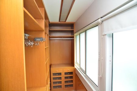 Casa de condomínio para alugar com 380m², 4 quartos e 6 vagas Casa de condomínio para alugar com 380m², 4 quartos e 6 vagasCloset Suíte Principal