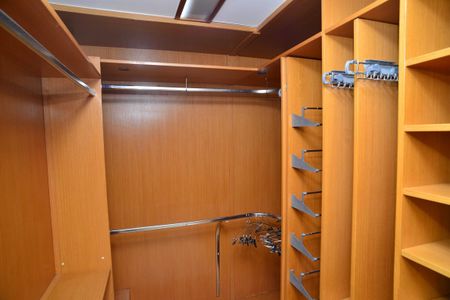 Casa de condomínio para alugar com 380m², 4 quartos e 6 vagas Casa de condomínio para alugar com 380m², 4 quartos e 6 vagasCloset Suíte Principal