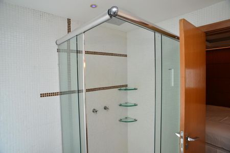 Casa de condomínio para alugar com 380m², 4 quartos e 6 vagas Casa de condomínio para alugar com 380m², 4 quartos e 6 vagasBanheiro Suíte Principal