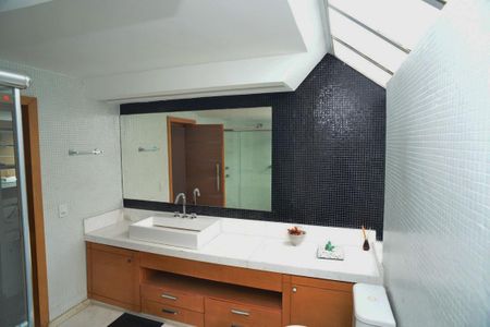 Casa de condomínio para alugar com 380m², 4 quartos e 6 vagas Casa de condomínio para alugar com 380m², 4 quartos e 6 vagasBanheiro Suíte 2
