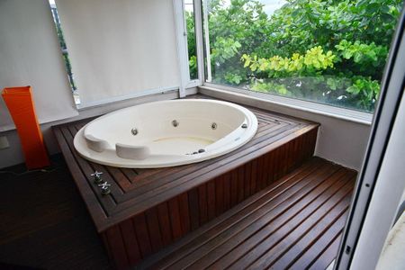 Casa de condomínio para alugar com 380m², 4 quartos e 6 vagas Casa de condomínio para alugar com 380m², 4 quartos e 6 vagasÔfuro