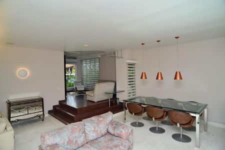 Sala de casa de condomínio para alugar com 4 quartos, 380m² em Barra da Tijuca, Rio de Janeiro