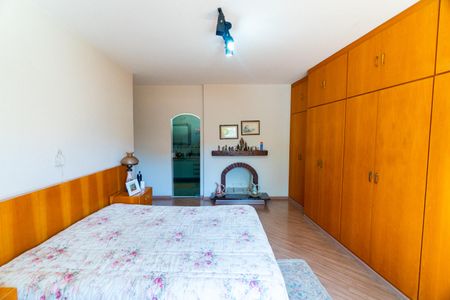 Casa à venda com 450m², 4 quartos e 2 vagas Casa à venda com 450m², 4 quartos e 2 vagasSuite 1