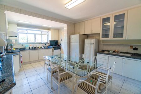 Casa à venda com 450m², 4 quartos e 2 vagas Casa à venda com 450m², 4 quartos e 2 vagasCozinha