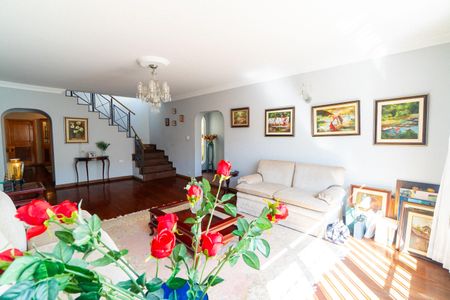 Casa à venda com 450m², 4 quartos e 2 vagas Casa à venda com 450m², 4 quartos e 2 vagasSala