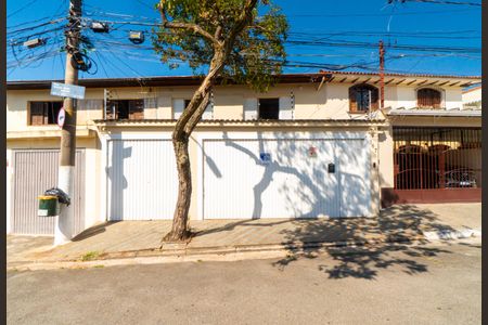 Casa à venda com 450m², 4 quartos e 2 vagas Casa à venda com 450m², 4 quartos e 2 vagasFachada