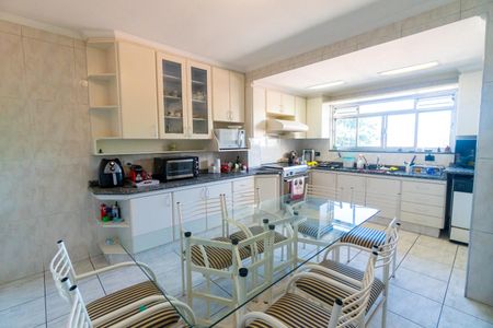 Casa à venda com 450m², 4 quartos e 2 vagas Casa à venda com 450m², 4 quartos e 2 vagasCozinha