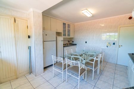 Casa à venda com 450m², 4 quartos e 2 vagas Casa à venda com 450m², 4 quartos e 2 vagasCozinha