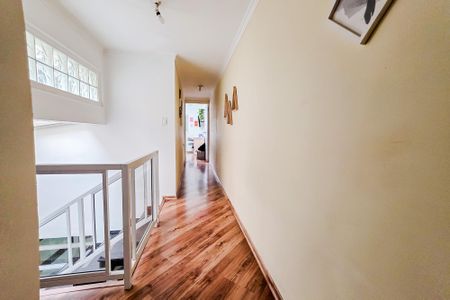 Casa à venda com 251m², 4 quartos e 2 vagas Casa à venda com 251m², 4 quartos e 2 vagasCorredor