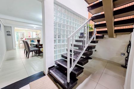 Casa à venda com 251m², 4 quartos e 2 vagas Casa à venda com 251m², 4 quartos e 2 vagasCorredor